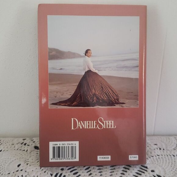 💚3/$20 Vintage Book - "Safe Harbour" by Danielle Steele (2003) - Picture 2 of 10